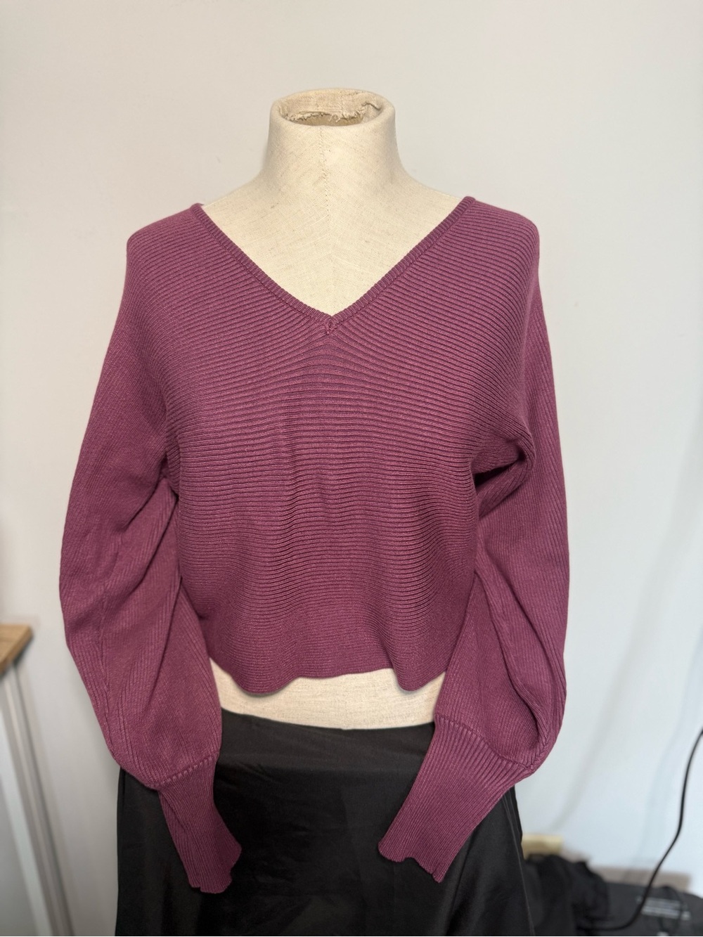Pink Rose V-Neck cropped Ribbed Sweater - Plum